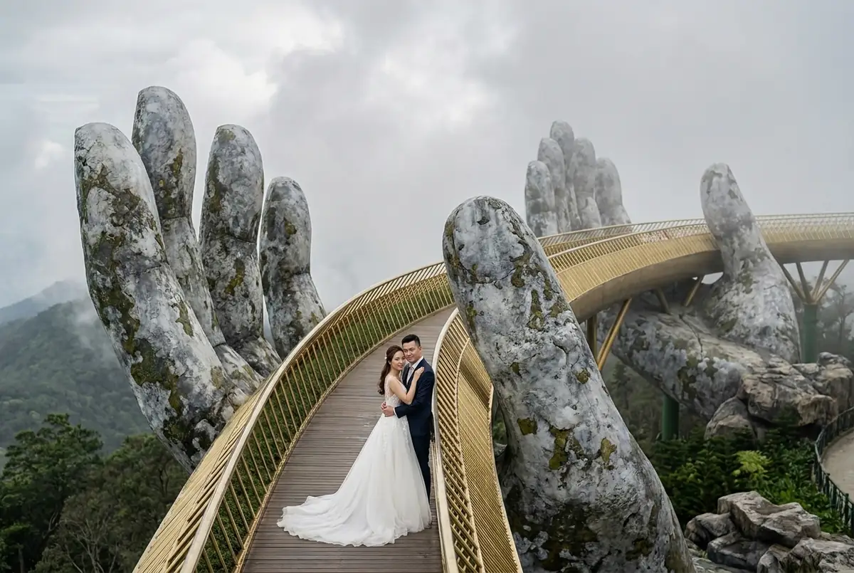 Фотосессия на Золотом мосту на Золотом мосту Бана-Хиллс